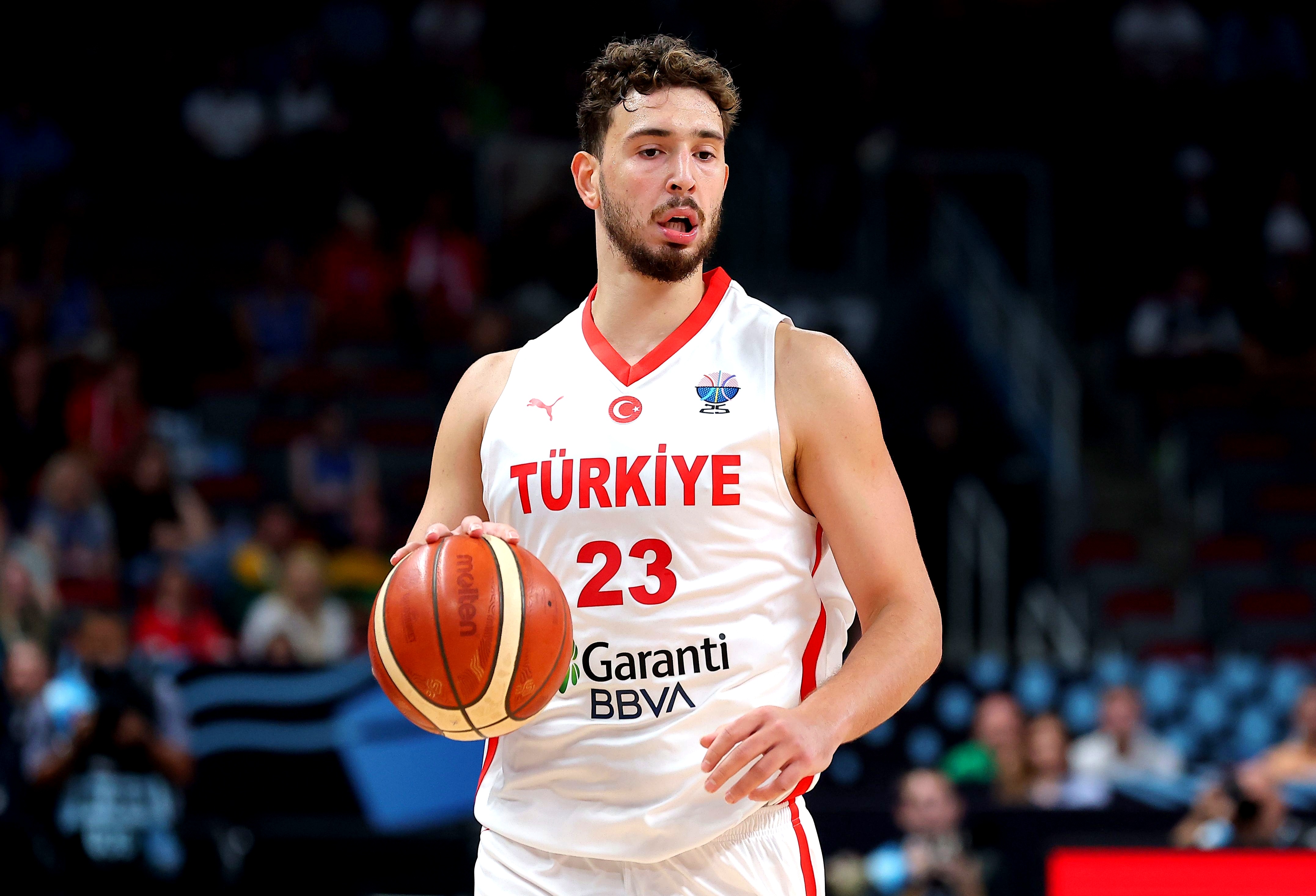 关于欧篮联赛前再迎强敌；国际米兰主帅复盘；主帅态度——气氛紧张；资深球员宣示担当的信息